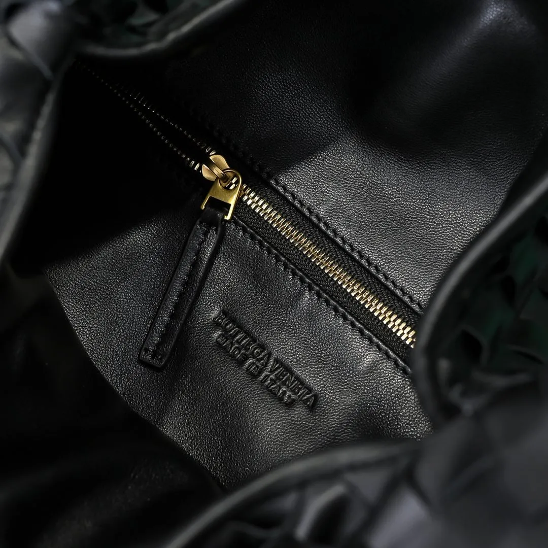 Batch 1960 #Bv new medium-sized HOP bag, the bag body and handles are made of a whole piece of woven leather. The bag body is soft and lazy. Hop symbolizes the praise of innovation and eternal craftsmanship [love]. The pyramid silhouette combines practicality and fashion. It is modern and casual, and the bag mouth is double-sided closed design, more convenient and safe! The cowhide texture also makes the bag more wear-resistant and durable. A must-have for fashionable ladies who like minimalism yet comfortable and casual! Size: 46x21x10cm Model: 6262